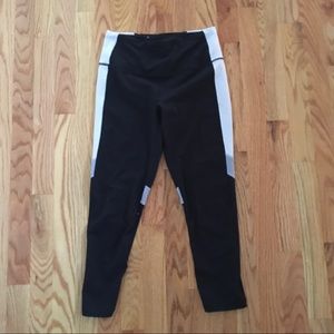 Victoria’s Secret Sport capri knockout leggings. size S